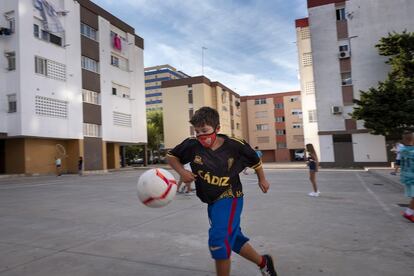 Cada tarde a la fresca, decenas de chavales se dan cita en la popular barriada de La Paz para jugar partidillos.