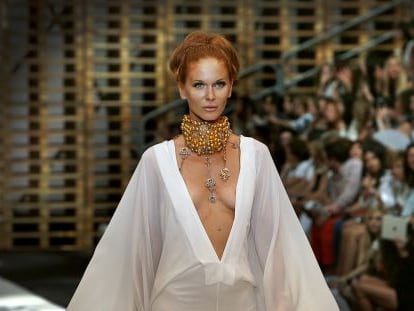 Una modelo desfila en la Valencia Fashion Week.