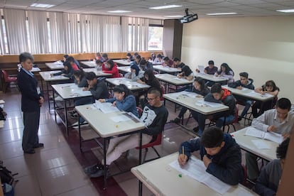 Estudiantes realizan el examen de admisión del IPN, en mayo de 2019.