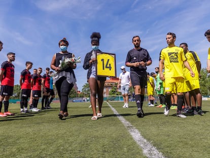 Anita Nchama Nsue Nchama, madre de Manasés Ela Nsue Nchama cuyo cuerpo fue encontrado el pasado domingo 27 en el río Pisuerga en Valladolid, en el partido homenaje que le hizo su club de futbol. La acompaña su otra hija y hermana del fallecido.