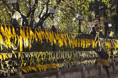 Lazos amarillos en el parque de la Ciutadella de Barcelona.