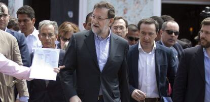 El presidente del gobierno espa&ntilde;ol, Mariano Rajoy (c), a su llegada al Centro de Formaci&oacute;n y Escuela Taller de la Cooperaci&oacute;n Espa&ntilde;ola en Antigua Guatemala.