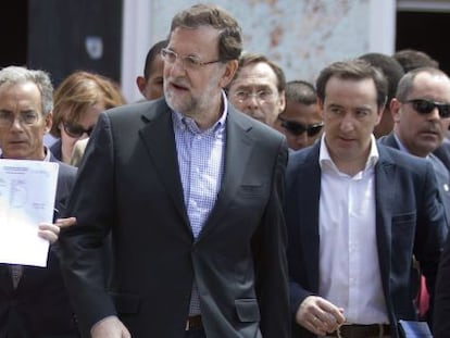 El presidente del gobierno espa&ntilde;ol, Mariano Rajoy (c), a su llegada al Centro de Formaci&oacute;n y Escuela Taller de la Cooperaci&oacute;n Espa&ntilde;ola en Antigua Guatemala.