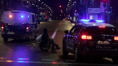 Vehículos de la Policía Nacional en el centro de Madrid, tras el toque de queda.