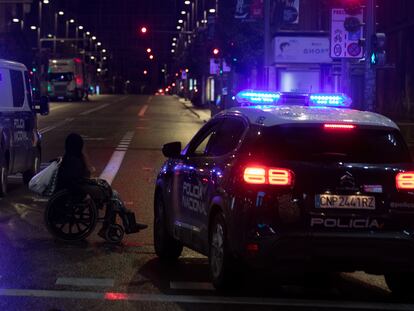 Vehículos de la Policía Nacional en el centro de Madrid, tras el toque de queda.