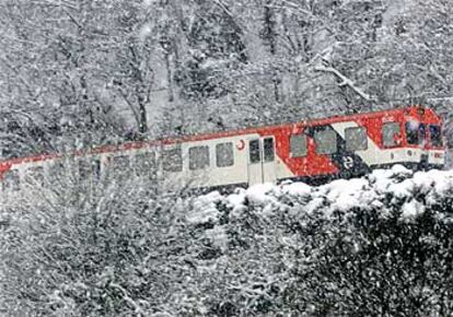 El tren que hace el trayecto entre Santander y Reinosa, bajo el temporal de nieve.