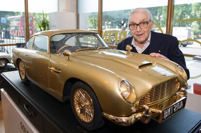 Ken Adam con el Aston Martin dise&ntilde;ado para la saga de James Bond.