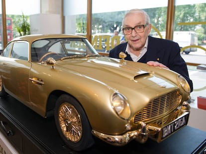 Ken Adam con el Aston Martin dise&ntilde;ado para la saga de James Bond.