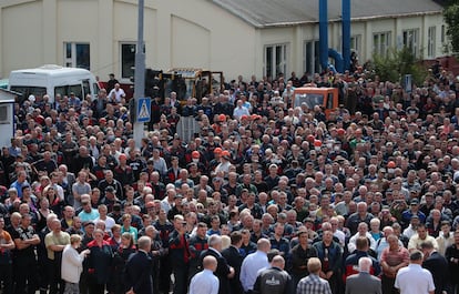 Trabajadores de la planta de automoción de Minsk (MAZ) durante el paro laboral para reclamar nuevas elecciones, este viernes. 
