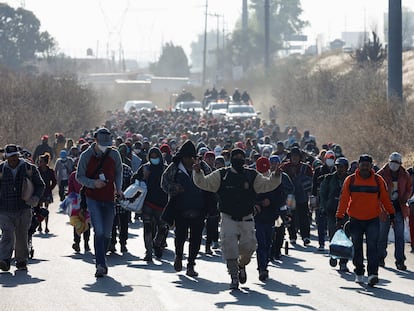 Una caravana de migrantes centroamericanos camina por la carretera en San Miguel Xoxtla (Estado de Puebla), en dirección a Ciudad de México, este jueves.
