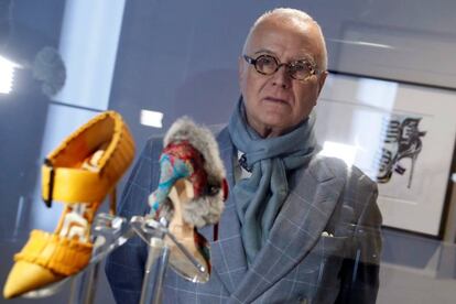 Manolo Blahnik, el pasado 2 de diciembre en una de las salas de la exposici&oacute;n dedicada a sus zapatos.