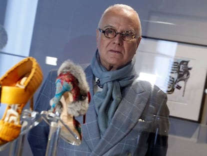 Manolo Blahnik, el pasado 2 de diciembre en una de las salas de la exposici&oacute;n dedicada a sus zapatos.