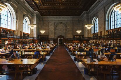 Interior de una biblioteca en Manhattan, Nueva York (EE UU).