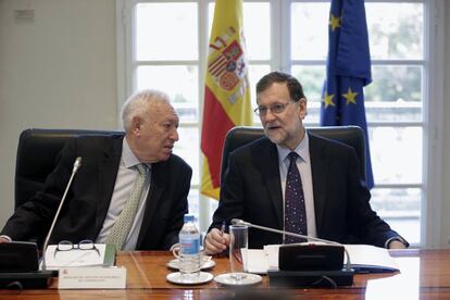 El ministro de Exteriores en funciones, Jos&eacute; Manuel Garc&iacute;a-Margallo, charla con Rajoy durante la reuni&oacute;n del Consejo de Seguridad Nacional del pasado viernes. 