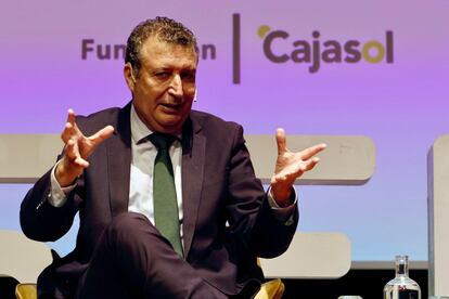 Javier Fernández de los Ríos, presidente de la Diputación de Sevilla, este lunes en la Fundación Cajasol en Sevilla durante su participación en los encuentros de Radio Sevilla de la Cadena Ser.