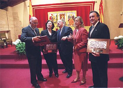 Los tres ex presidentes y la viuda de Tarancón, ayer, con el titular de las Cortes Valencianas.