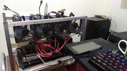 Pequeño equipo (rig) de minería de criptomonedas en un cuarto de la casa del dominicano Nelson Mercedes.