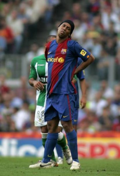 Ronaldinho se lamenta de una acci&oacute;n en ese partido.