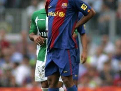 Ronaldinho se lamenta de una acción en ese partido.