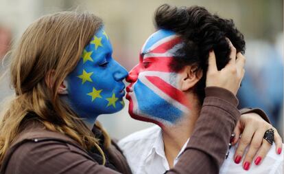 Dos activistas favorables a la permanencia británica en la Unión Europea se besan frente a la puerta de Brandeburgo, en Berlín, Alemania.