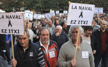 Trabajadores de La Naval se manifiestan en Barakaldo en protesta por la falta de carga de trabajo.