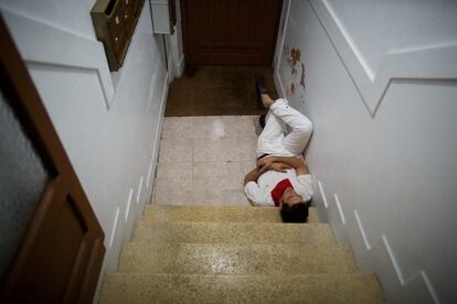 Un joven duerme en las escaleras de un bloque de viviendas en la calle Estafeta, el 9 de julio de 2016.