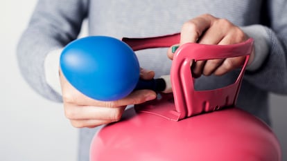 Cuentan con una boquilla para colocar los globos e hincharlos de manera cómoda. GETTY IMAGES.