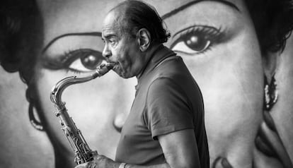 El saxofonista Benny Golson en Pe&ntilde;&iacute;scola, con un grafitti de Billie Holliday de fondo. 