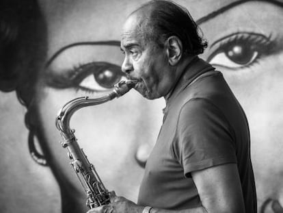 El saxofonista Benny Golson en Pe&ntilde;&iacute;scola, con un grafitti de Billie Holliday de fondo. 