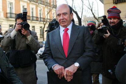 El presidente del SCH, Emilio Botín, hoy, a la salida de la Audiencia Nacional.