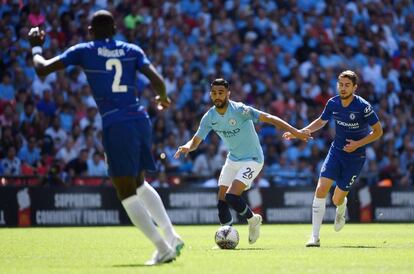 Riyad Mahrez, nuevo delantero del Manchester City, en una acción de la Community Shield contra el Chelsea.