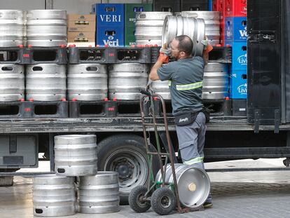 Un trabajador carga barriles de cerveza, este jueves en Valencia.