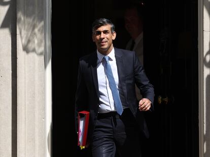 El primer ministro británico, Rishi Sunak saliendo del 10 de Downing Street.