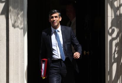 El primer ministro británico, Rishi Sunak saliendo del 10 de Downing Street.