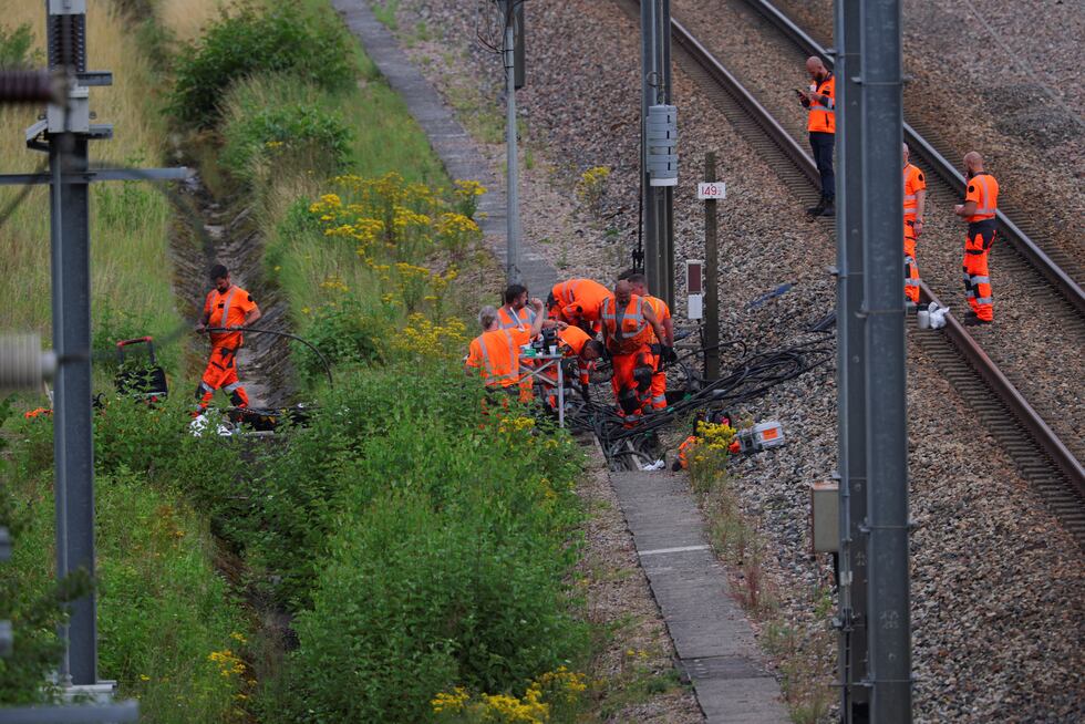 Trabajadores de la empresa nacional francesa de ferrocarril reparan las vas afectadas por el sabotaje, este viernes en Croisilles, en el norte de Francia. 