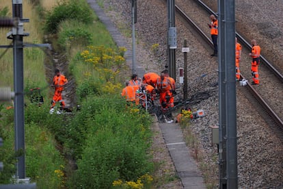 Personal de la compañía de ferrocarriles SNCF intenta reparar una de las vías saboteadas a la altura de Croisille, norte de Francia. 