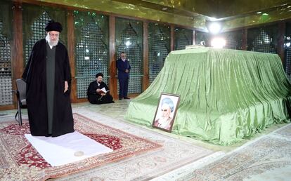 El líder supremo de Irán, Alí Jamenei, reza en la tumba del ayatolá Jomeini, fundador de la República Islámica, el 31 de enero.