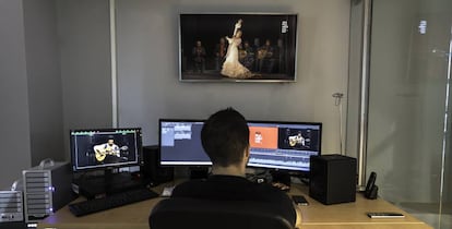 Trabajador de la sala de edición de All Flamenco.