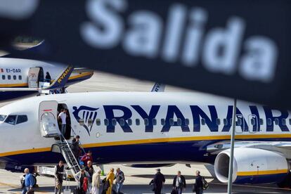 Varios viajeros desembarcan de un avión de la compañía aérea Ryanair.