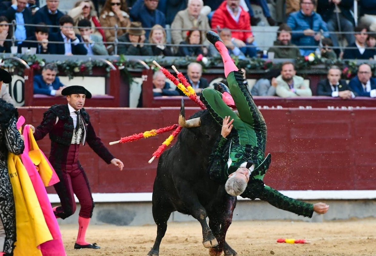 Un momento de la violenta voltereta que sufrió Curro Javier, a la salida de un par de banderillas.