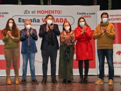 Los candidatos de la España Vaciada a las elecciones de Castilla y León, este lunes en Ampudia (Palencia).