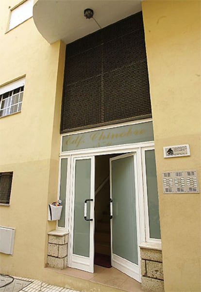 Portal del edificio de la localidad de Santa Úrsula donde ha sido hallada muerta Gregoria F.R., de 44 años.
