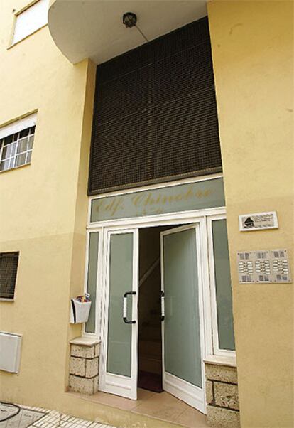 Portal del edificio de la localidad de Santa Úrsula donde ha sido hallada muerta Gregoria F.R., de 44 años.