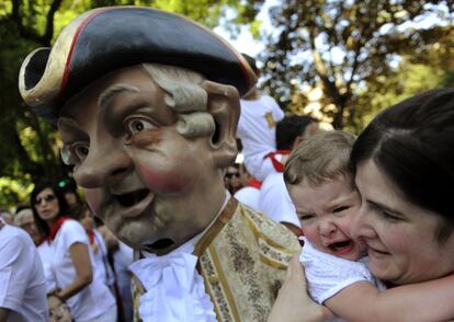 Un niño se asusta por la presencia de un "Kiliki", durante el desfile de la Comparsa de gigantes y cabezudos.