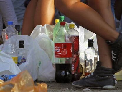 J&oacute;venes durante un botell&oacute;n con bebidas alcoh&oacute;licas.