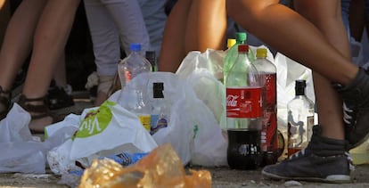 J&oacute;venes durante un botell&oacute;n con bebidas alcoh&oacute;licas.