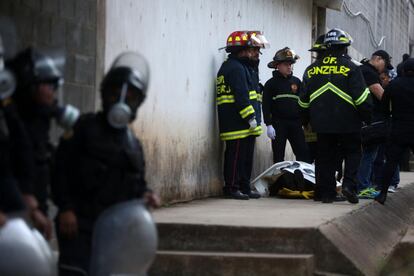 Los amotinados negocian con una comisión negociadora integrada por delegados de la Procuraduría de los Derechos Humanos, la Fiscalía y de la Policía Nacional Civil.