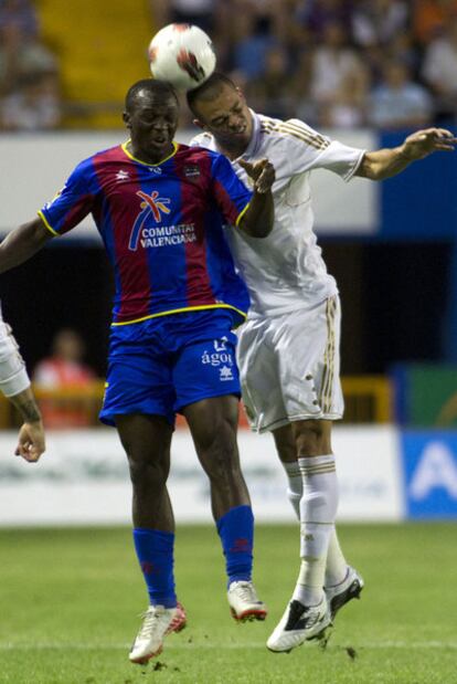 Koné salta de cabeza junto a Pepe.