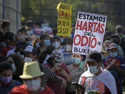 Una manifestación contra el presidente Nayib Bukele este martes en San Salvador.