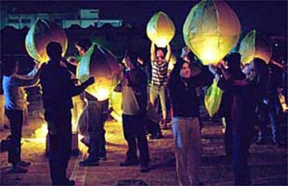 Jóvenes de Oporto celebran la noche de San Juan.